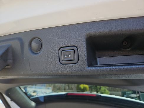 Used 2023 Chevrolet Equinox LT image 30