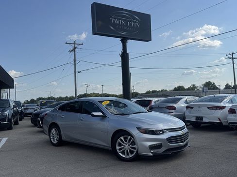 Used 2017 Chevrolet Malibu LT FWD image 1