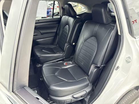 Used 2023 Toyota Highlander XLE AWD/4WD image 12