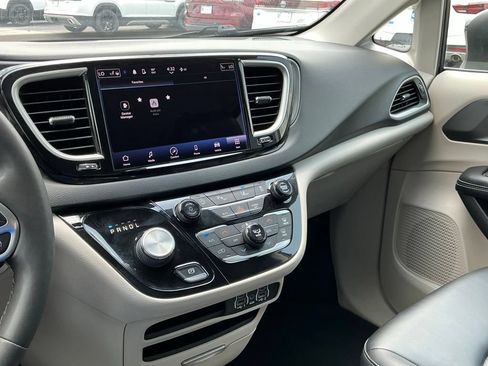 Used 2023 Chrysler Pacifica Touring-L FWD image 46
