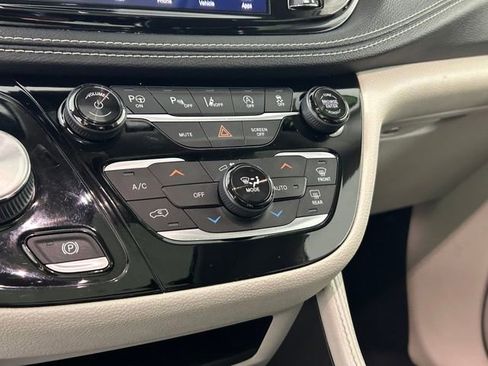 Used 2022 Chrysler Pacifica Limited FWD image 25