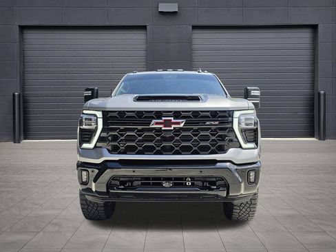 Used 2025 Chevrolet Silverado 2500 ZR2 w/ Technology Package image 4