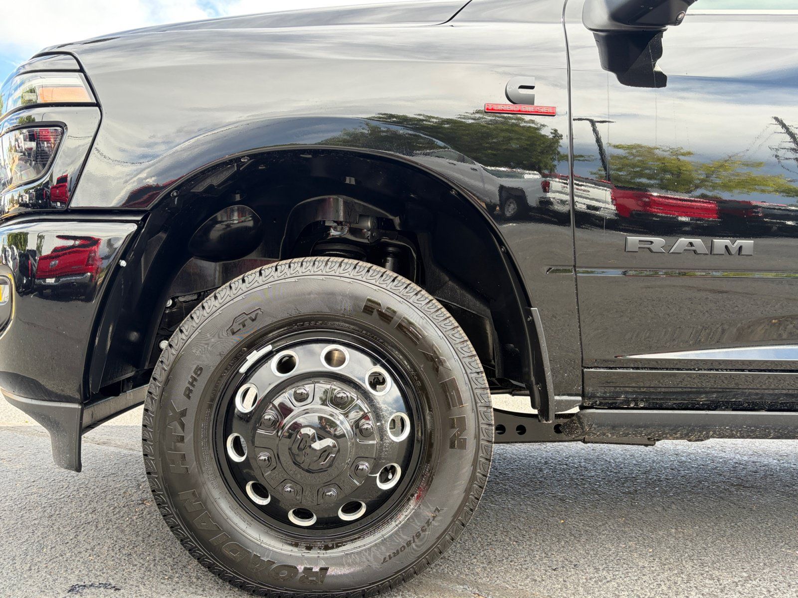 New 2026 RAM 3500 Laramie AWD/4WD image 10