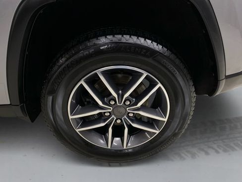 Used 2019 Jeep Grand Cherokee Laredo w/ 18" Wheel & 8.4" Radio Group AWD/4WD image 18