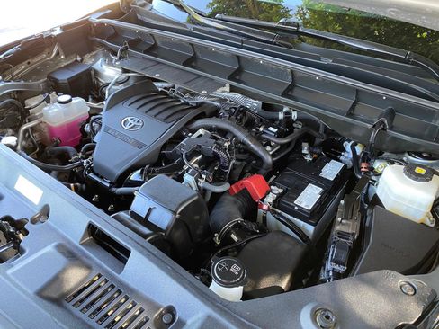 Used 2024 Toyota Highlander LE FWD image 13
