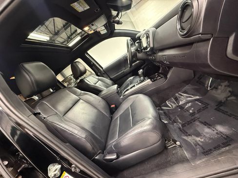 Used 2018 Toyota Tacoma TRD Sport AWD/4WD image 24