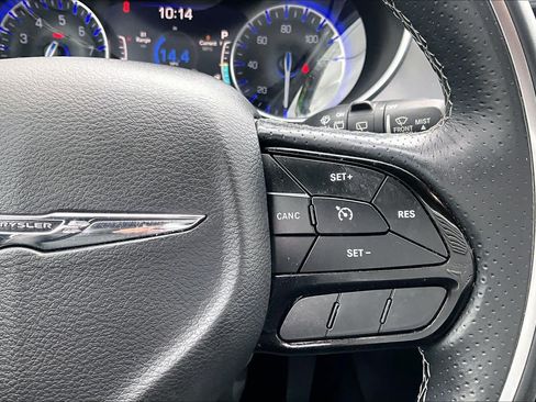 Used 2018 Chrysler Pacifica Limited w/ S Appearance Package FWD image 24