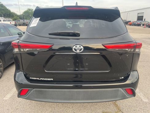 Used 2022 Toyota Highlander LE FWD image 5