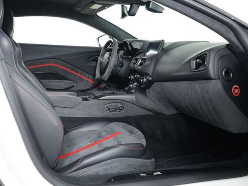 Used 2023 Aston Martin V8 Vantage Coupe RWD image 28