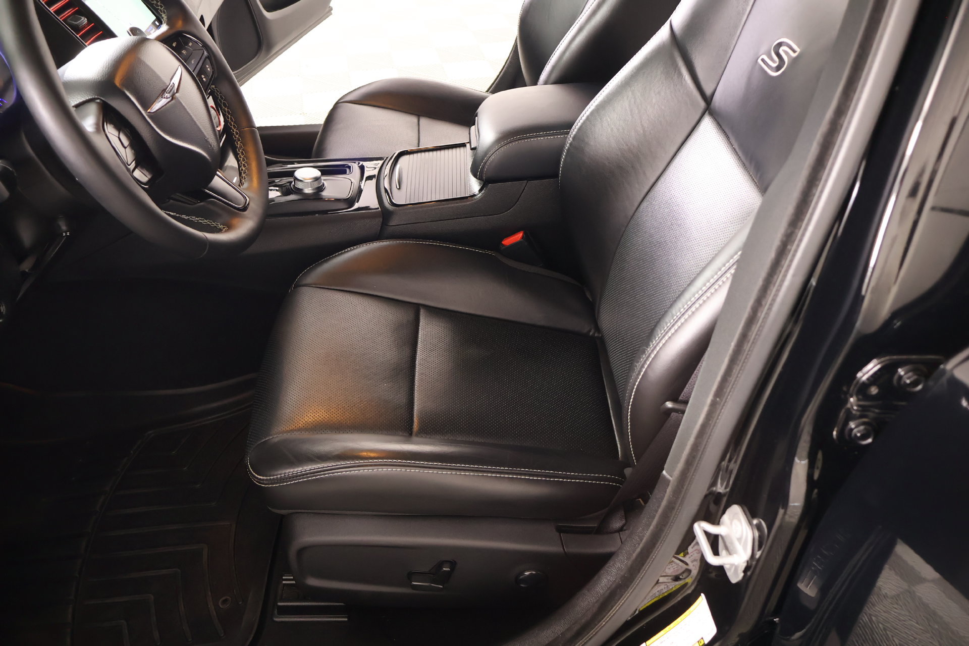 Used 2023 Chrysler 300 S w/ Comfort Group RWD image 12