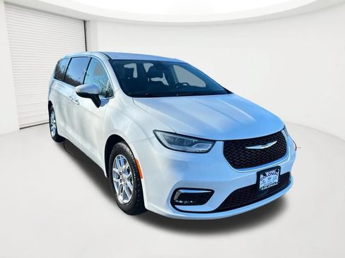 Used 2023 Chrysler Pacifica Touring-L FWD image 3
