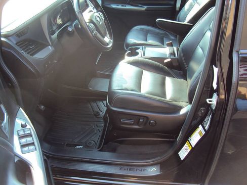 Used 2016 Toyota Sienna SE Premium FWD image 7