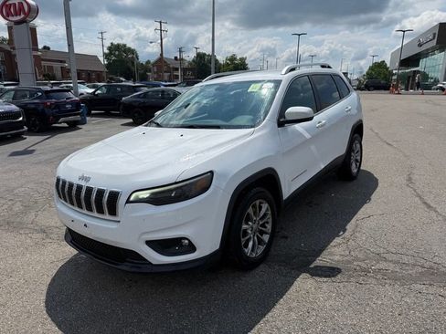 Used 2019 Jeep Cherokee Latitude Plus w/ Comfort/Convenience Group FWD image 3