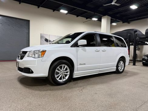 Used 2019 Dodge Grand Caravan SXT FWD image 2