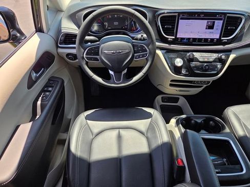 Used 2024 Chrysler Pacifica Limited FWD image 12