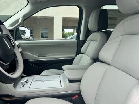 New 2026 Lincoln Navigator Premiere AWD/4WD image 8
