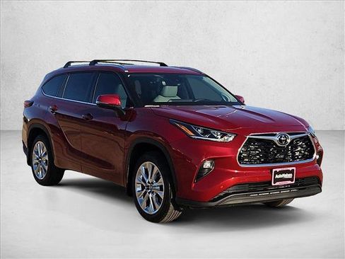 Used 2025 Toyota Highlander Limited FWD image 3