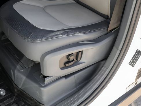 Used 2024 Land Rover Defender 110 X-Dynamic SE image 8