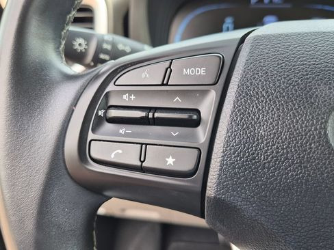Certified 2023 Hyundai Venue SEL FWD image 17
