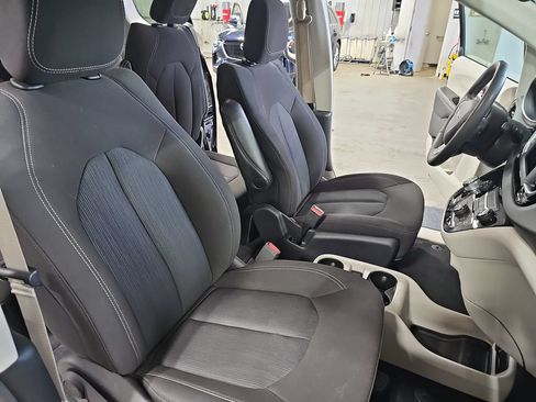 Used 2023 Chrysler Voyager LX FWD image 10