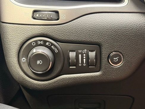 Used 2019 Jeep Cherokee Latitude Plus w/ Comfort/Convenience Group FWD image 11