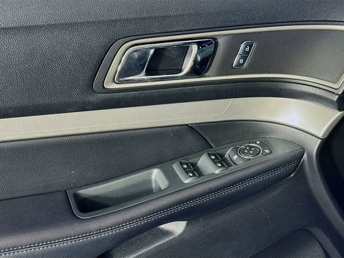 Used 2017 Ford Explorer XLT w/ Equipment Group 202A image 18