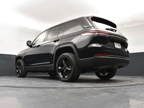 Used 2023 Jeep Grand Cherokee Altitude image 22