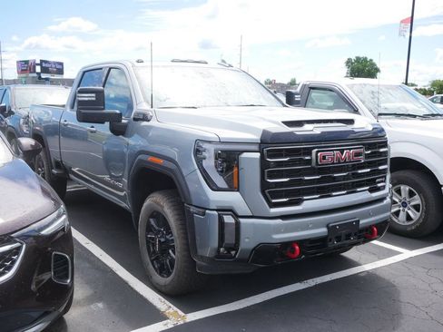 Used 2024 GMC Sierra 2500 AT4 w/ AT4 Preferred Package AWD/4WD image 2
