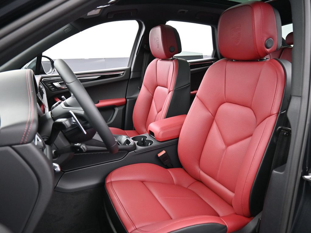 Certified 2026 Porsche Macan AWD/4WD image 5