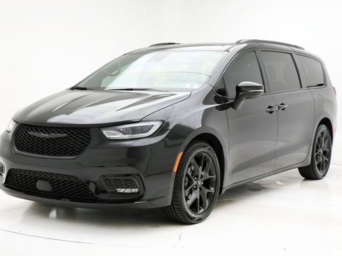 Used 2023 Chrysler Pacifica Touring-L w/ S Appearance Package image 2