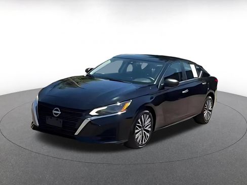Used 2025 Nissan Altima 2.5 SV FWD image 3