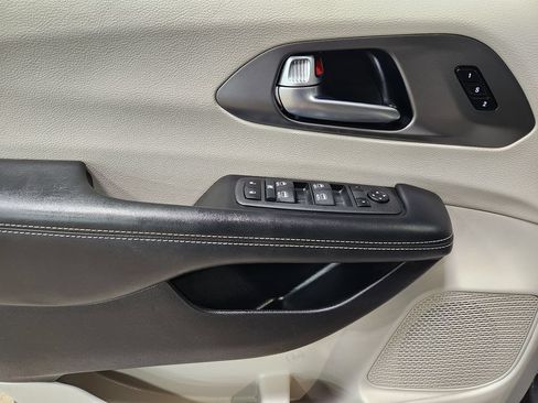 Used 2022 Chrysler Pacifica Touring-L w/ Uconnect Theater Family Group AWD/4WD image 44
