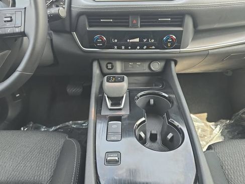 Used 2025 Nissan Rogue SV FWD image 3