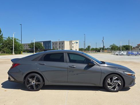 Used 2025 Hyundai Elantra Sport FWD image 2