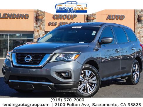 Used 2019 Nissan Pathfinder SV image 1
