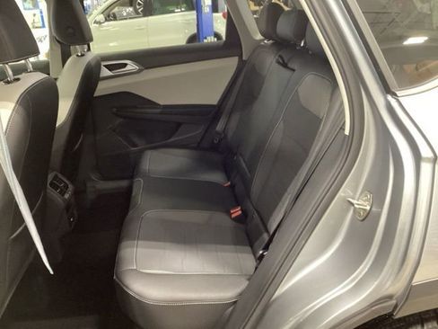 Certified 2025 Volkswagen Taos SE w/ Panoramic Sunroof Package image 17