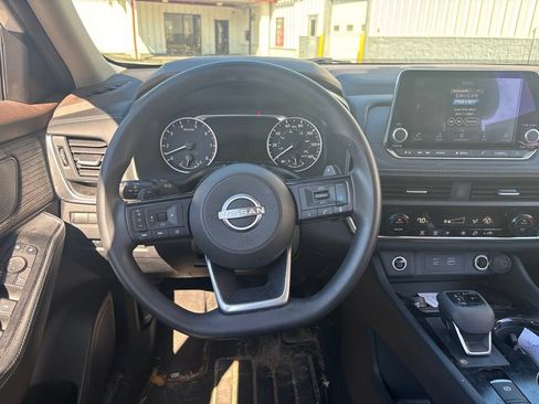 Used 2023 Nissan Rogue SV AWD/4WD image 10