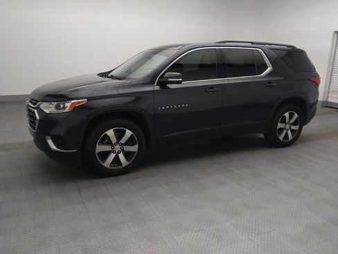 Used 2020 Chevrolet Traverse LT w/ LT Premium Package FWD image 2
