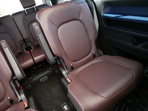 Certified 2025 Volkswagen ID. Buzz Pro S Plus AWD/4WD image 14