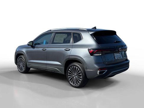 Certified 2025 Volkswagen Taos SE w/ Panoramic Sunroof Package FWD image 3