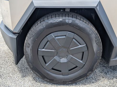 Used 2025 Tesla Cybertruck AWD Crew Cab image 21