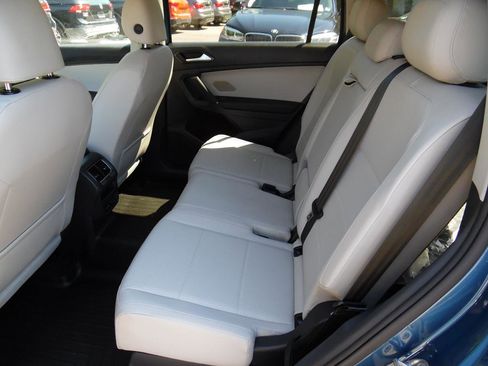 Used 2018 Volkswagen Tiguan SE AWD/4WD image 18