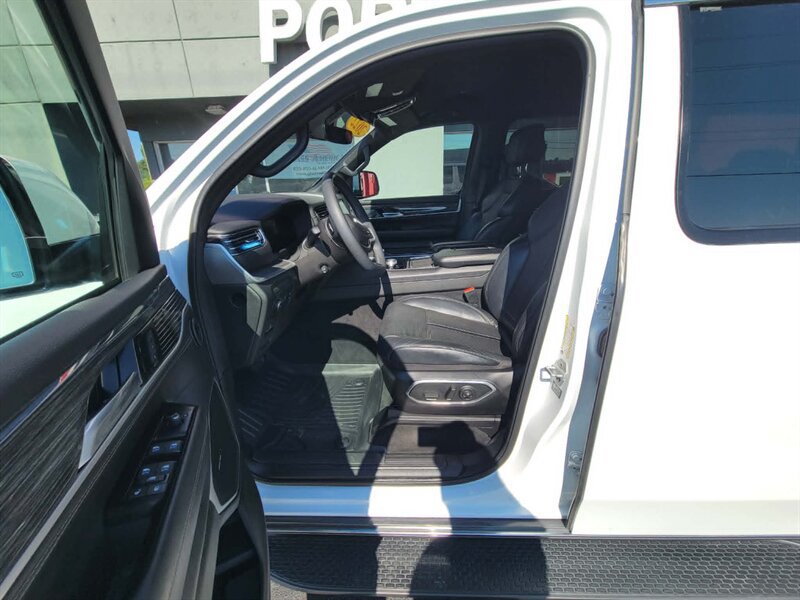 Used 2022 Jeep Wagoneer Series II AWD/4WD image 16