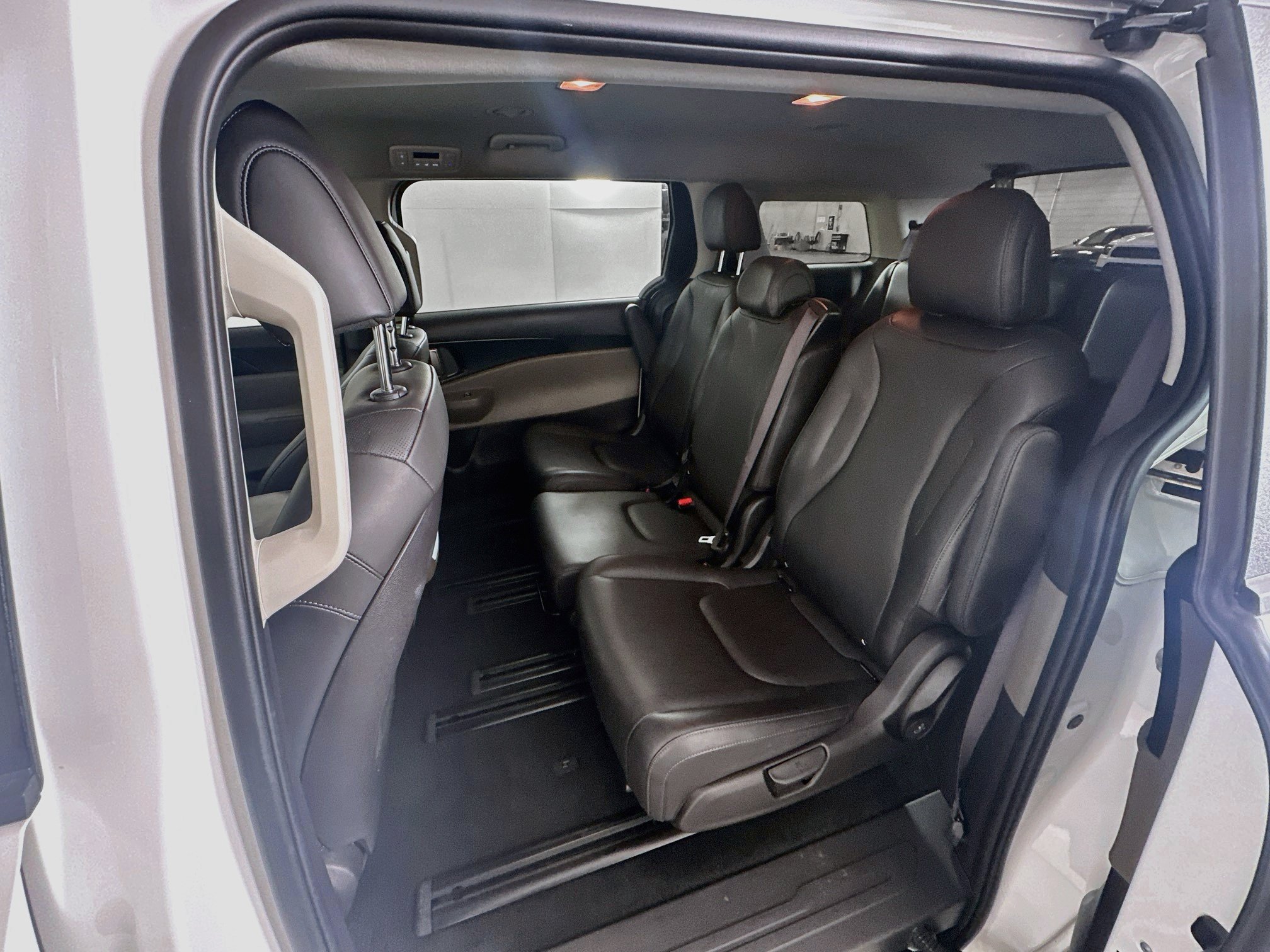 Used 2026 Kia Carnival FWD image 28