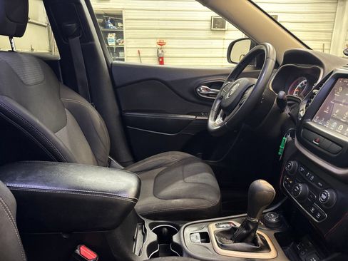 Used 2015 Jeep Cherokee Latitude AWD/4WD image 27