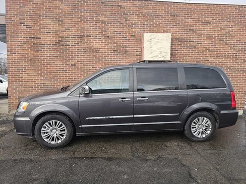 Used 2015 Chrysler Town & Country Touring-L w/ Driver Convenience Group FWD image 2