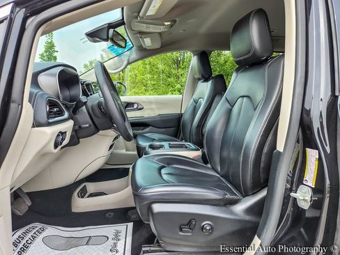 Used 2023 Chrysler Pacifica Touring-L FWD image 8