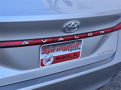 Used 2019 Toyota Avalon Limited image 29
