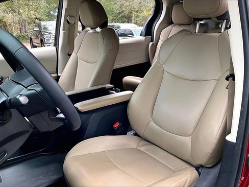 Used 2021 Toyota Sienna XLE image 18