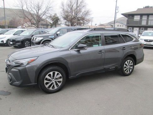 Used 2025 Subaru Outback Premium image 3